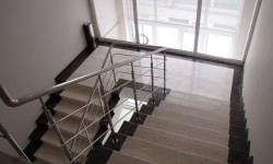 Укладка мраморных ступеней